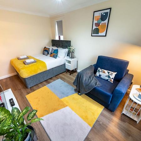 Grange Studio Apartment - Heathrow Staines-upon-Thames Esterno foto
