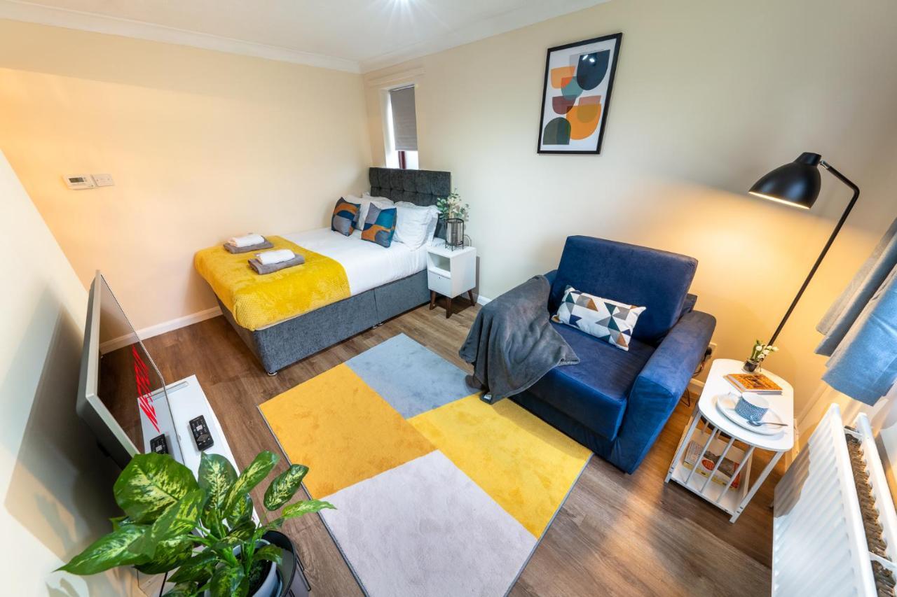 Grange Studio Apartment - Heathrow Staines-upon-Thames Esterno foto