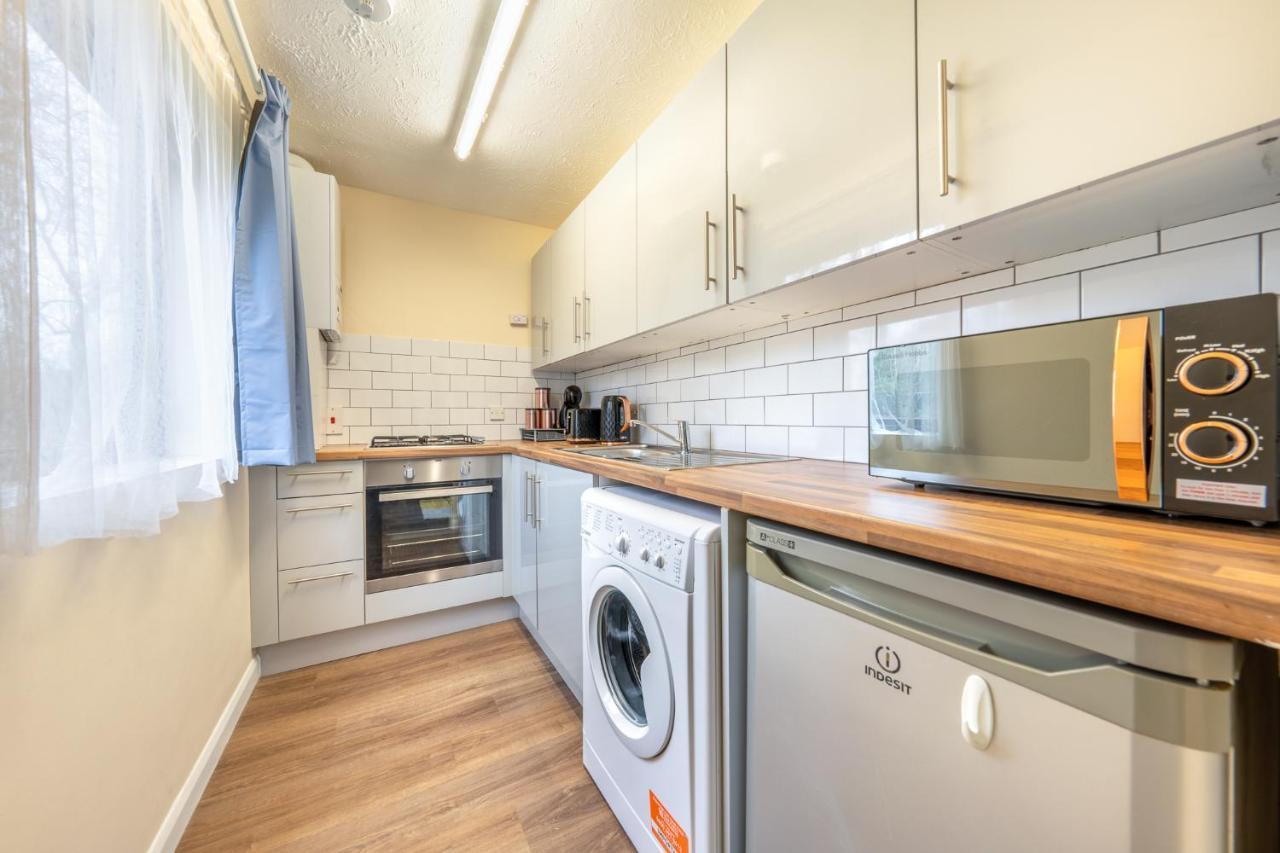 Grange Studio Apartment - Heathrow Staines-upon-Thames Esterno foto