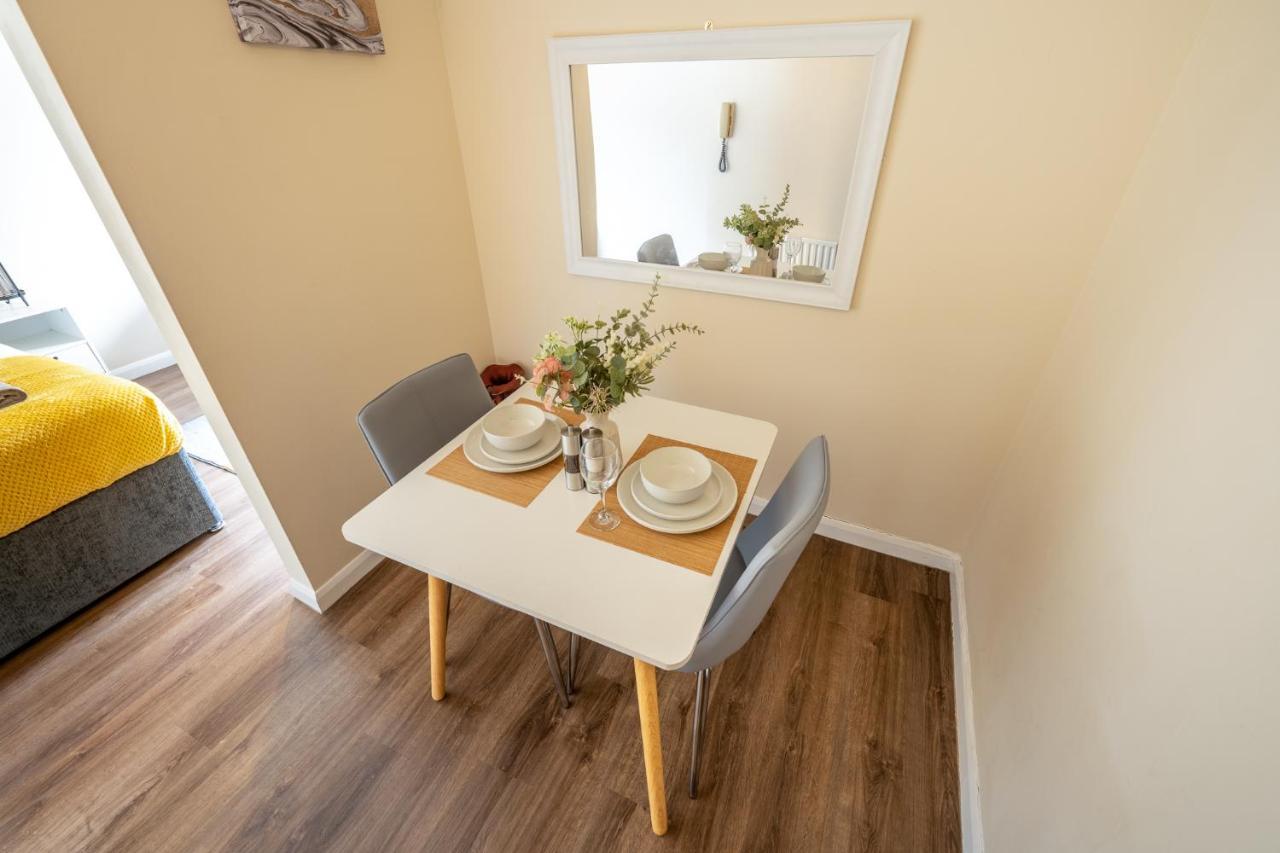 Grange Studio Apartment - Heathrow Staines-upon-Thames Esterno foto