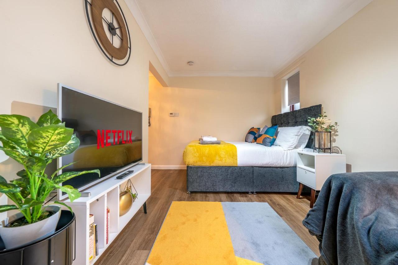 Grange Studio Apartment - Heathrow Staines-upon-Thames Esterno foto