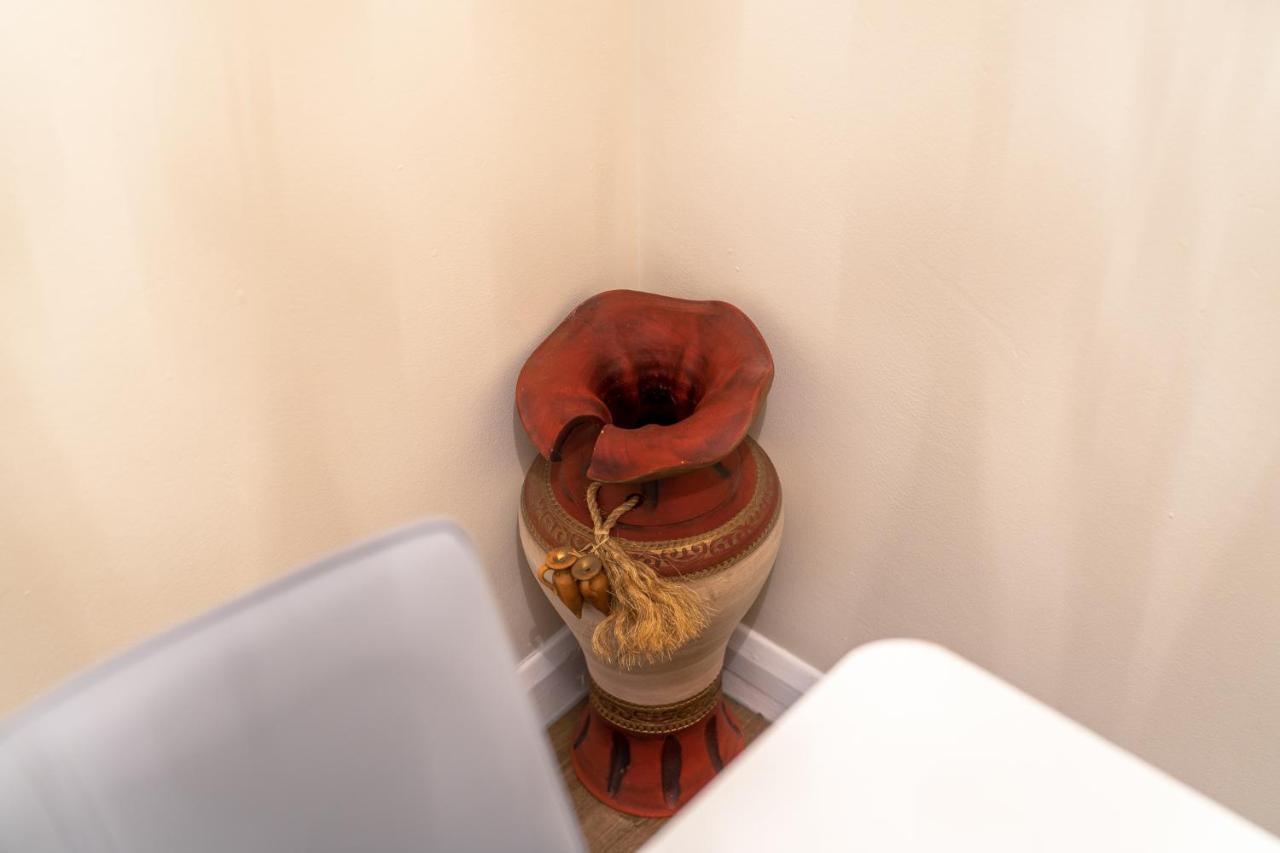 Grange Studio Apartment - Heathrow Staines-upon-Thames Esterno foto