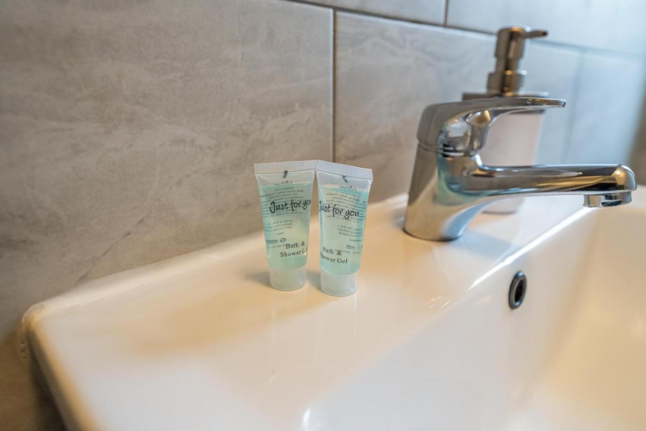 Grange Studio Apartment - Heathrow Staines-upon-Thames Esterno foto