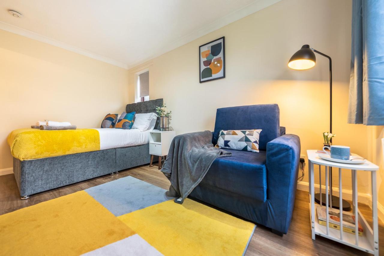 Grange Studio Apartment - Heathrow Staines-upon-Thames Esterno foto