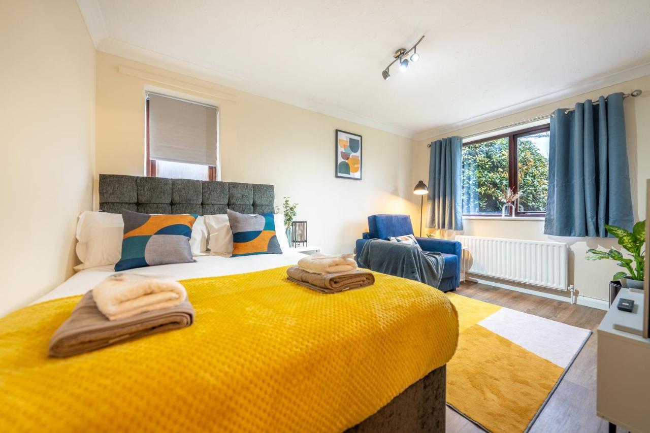 Grange Studio Apartment - Heathrow Staines-upon-Thames Esterno foto