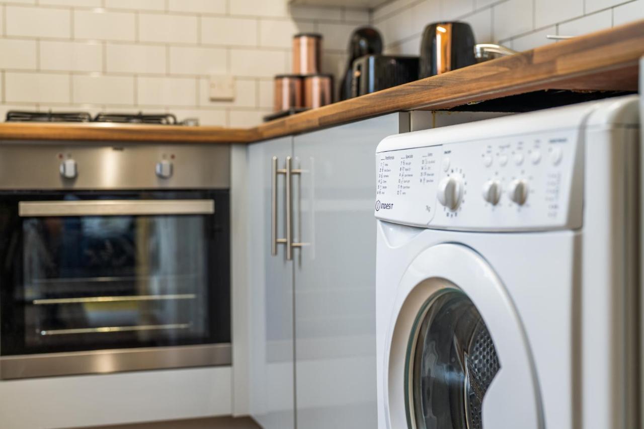 Grange Studio Apartment - Heathrow Staines-upon-Thames Esterno foto