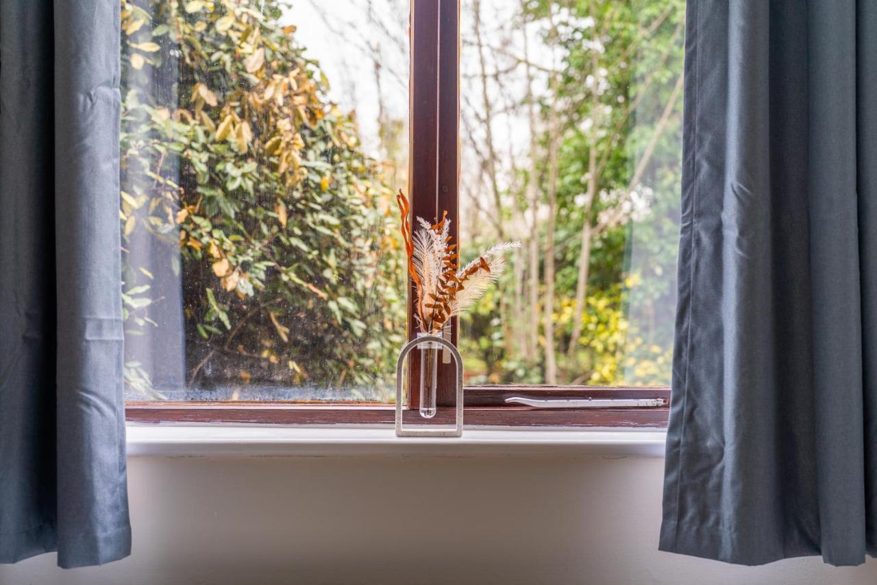 Grange Studio Apartment - Heathrow Staines-upon-Thames Esterno foto